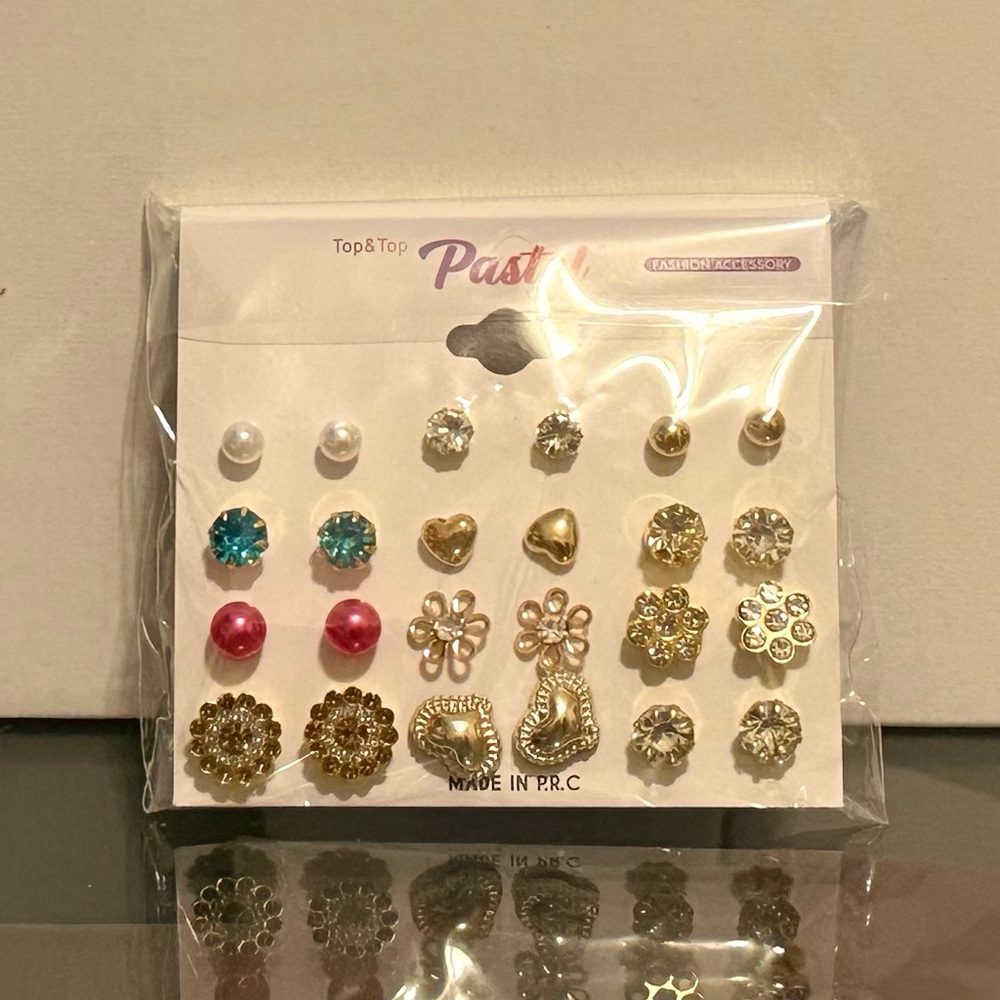 Stylish Stud Earring Set with Gold Accents - Picture 5 of 8